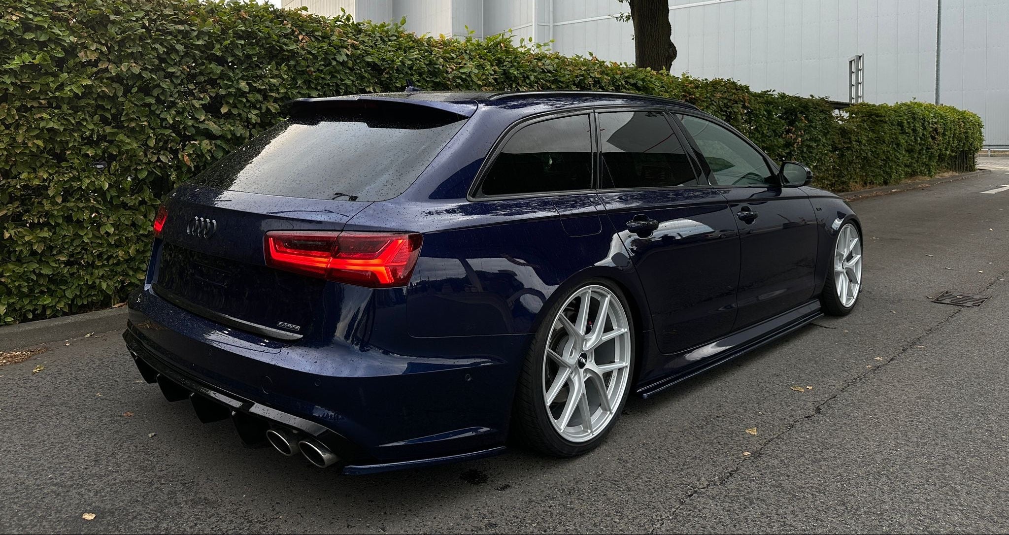 Tiefer blauer Audi Avant – DropIT! V1 Anwendungsbeispiel