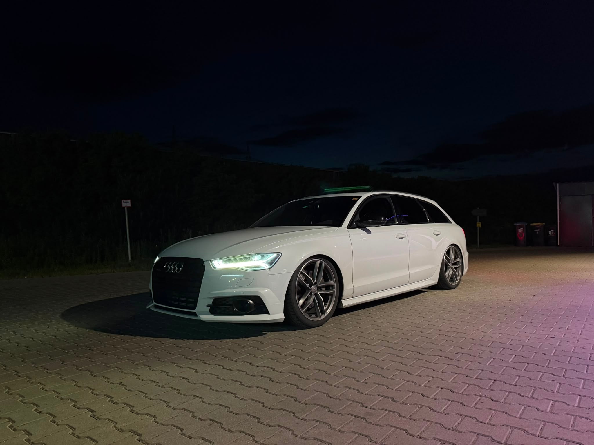 Tiefer weißer Audi bei einem Treffen – DropIT! V1 Anwendungsbeispiel